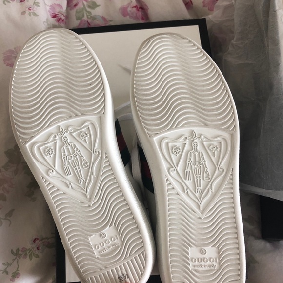 Brand new Gucci Bee Sneakers - Picture 4 of 8